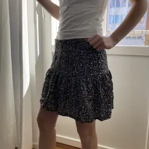 cool blommig zara kjol med inbyggda shorts! perfekt för sommaren😇💕