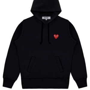 CdG Play - Hooded Sweatshirt  - CdG Play- Hooded Sweatshirt säljes. Tröjan är i storlek L därav passformen är liten. Passar mig som bär storlek S/M. Använd få gånger, nypriset är 2195:- och säljes för 1000:- inklusive spårbar frakt💘finns kvitto vid tillfället