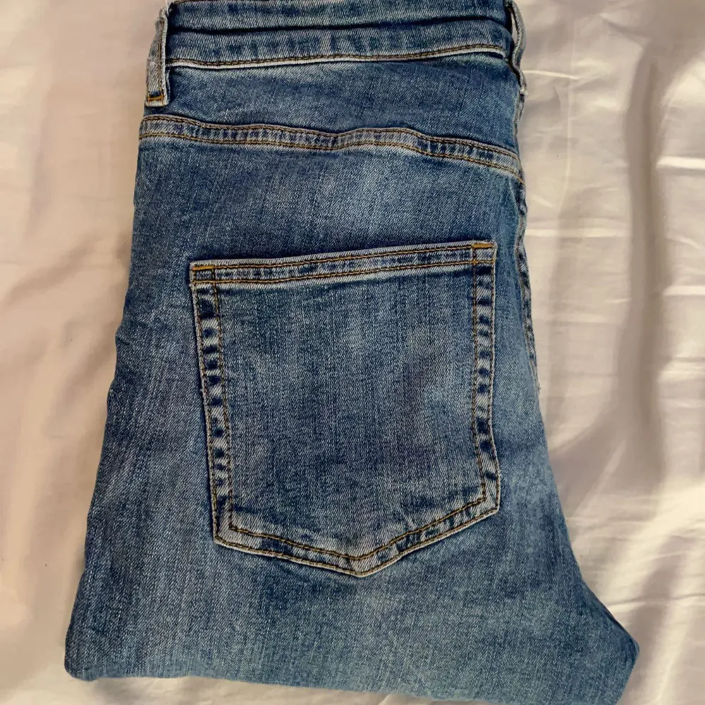 Fina jeans från monki. Använda 4-5 gånger pga att jag ej gillat hur dem sitter på mig. . Jeans & Byxor.