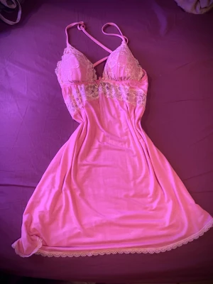 Victorias secret linne - Jätte fint Victorias secret linne/underkläder. Har en liten fläck som jag visar på andra bilden men syns knappt. Frakten ligger på 45kr 💕