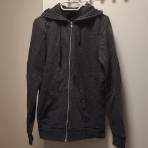 Black h&m zipper hoodie - Size S / regular fit L68 barely used and in great condition hoodie. Feel free to contact us in Swedish or English. 