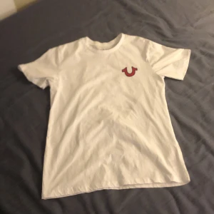 True religion T - Inga flaws typ helt ny köpte på plick small passar som small typ lite oversize jämfört me mina andra t shirts