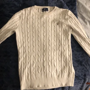 Stickad gant tröja - Säljer denna jätte fina stickade tröjan i märket gant då den inte riktigt va min stil och ville ge en annan människa den möjligheten, inga fläckar och är som ny!❤️
