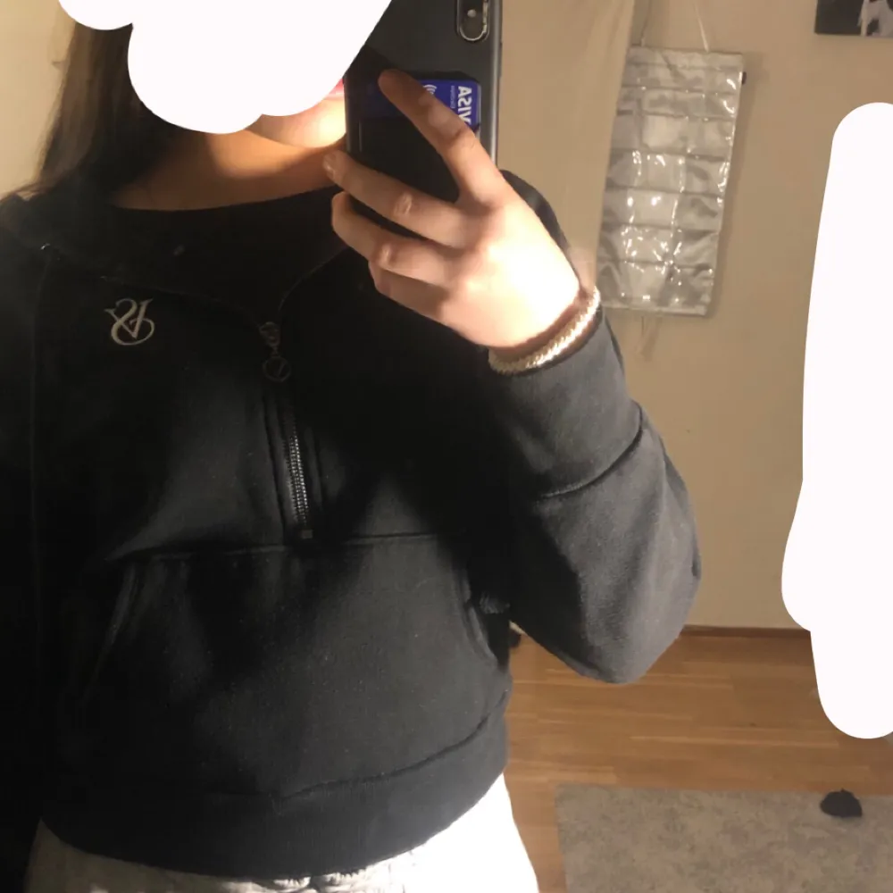 En jätte fin half zip vicktoria secret tröja. Ganska kort modell men är jätte fin. Väldigt bra skick och är inte så använd säljs pga att den ej används. Stl xs. Köptes för 500 typ. Tröjor & Koftor.