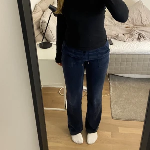 Juicy byxor  - Intressekoll på mina fina juicy byxor därav att jag inte har någon användning för dom. Använda fåtal gånger men inga defekter och i nyskick. Nypris 1 100kr men säljer för 900 kr därav helt nyskick men pris kan diskuterasSkriv för fler bilder och äkthetsbe