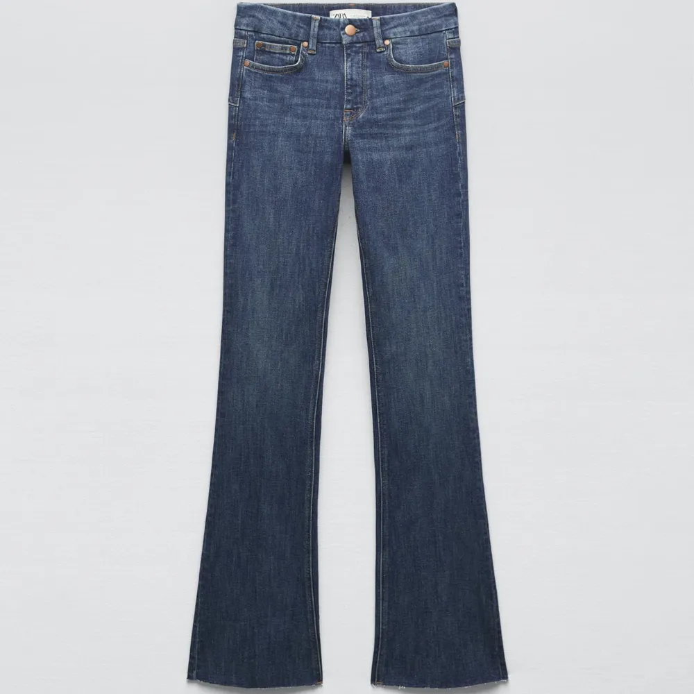 Säljer dessa snygga och populära jeans från zara! Använda cirka 2 gånger, så i väldigt fint skick. Köparen betalar frakten! . Jeans & Byxor.