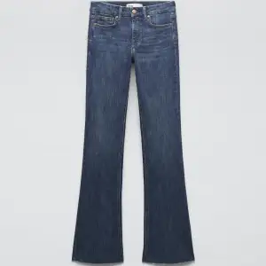 Säljer dessa snygga och populära jeans från zara! Använda cirka 2 gånger, så i väldigt fint skick. Köparen betalar frakten! 