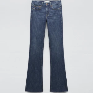 Bootcut jeans  - Säljer dessa snygga och populära jeans från zara! Använda cirka 2 gånger, så i väldigt fint skick. Köparen betalar frakten! 