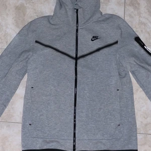 Hel nike tech fleece dress - Grå tech fleece dress Storlek M Bra cond knappt använd Pris kan diskuteras vid snabb affär