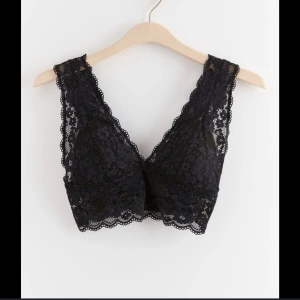 Bralette - Säljer denna bena fina bralette från Lindex då den är för stor för mig. Jag har aldrig andvänt den så den är näst intill som ny, Den är i storlek S. Frakt tillkommer🫶🏼