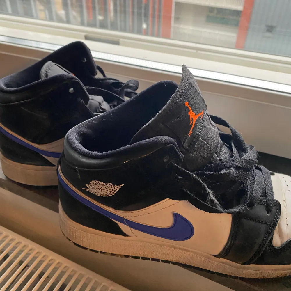 Säljer dessa jordans som är väl använda! Äkta! Köpte för 1800kr, säljer för dem inte används mer! Skulle rekommendera att byta snören. Storlek 40- små i storleken -passar mig som brukar använda 39. Nike märket är reflex och det är i mocka material (repor). Skor.