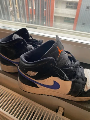 Mid Jordan 1 - Säljer dessa jordans som är väl använda! Äkta! Köpte för 1800kr, säljer för dem inte används mer! Skulle rekommendera att byta snören. Storlek 40- små i storleken -passar mig som brukar använda 39. Nike märket är reflex och det är i mocka material (repor)