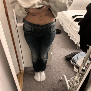 Lågmidjade jeans  - Ett par lågmidjade jeans från replay. Köpts för 1200kr. Kommit till användning några få gånger. Står ingen storlek men passa mig som bruka ha 34-36