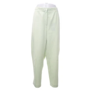 Gröna Vintage sommarbyxor - Vintage retro byxor köpta secondhand (online) men som inte passar. Tunna och svalt material.  Märke: Kohlhaas Färgen är mer ljusare limegön. Ansvarar inte för paketet under frakten, köparen står för frakten. Str.46 midjemått: 102