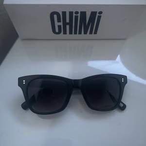 Säljer mina svarta Chimi glasögon i modellen 07 och färgen berry då de inte kommer till användning! Kan även tänka mig att byta mot ett par i modellen 04🥰