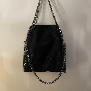 Väska - Stella McCartney likande väska köpt utomlands. Perfekt storlek. 