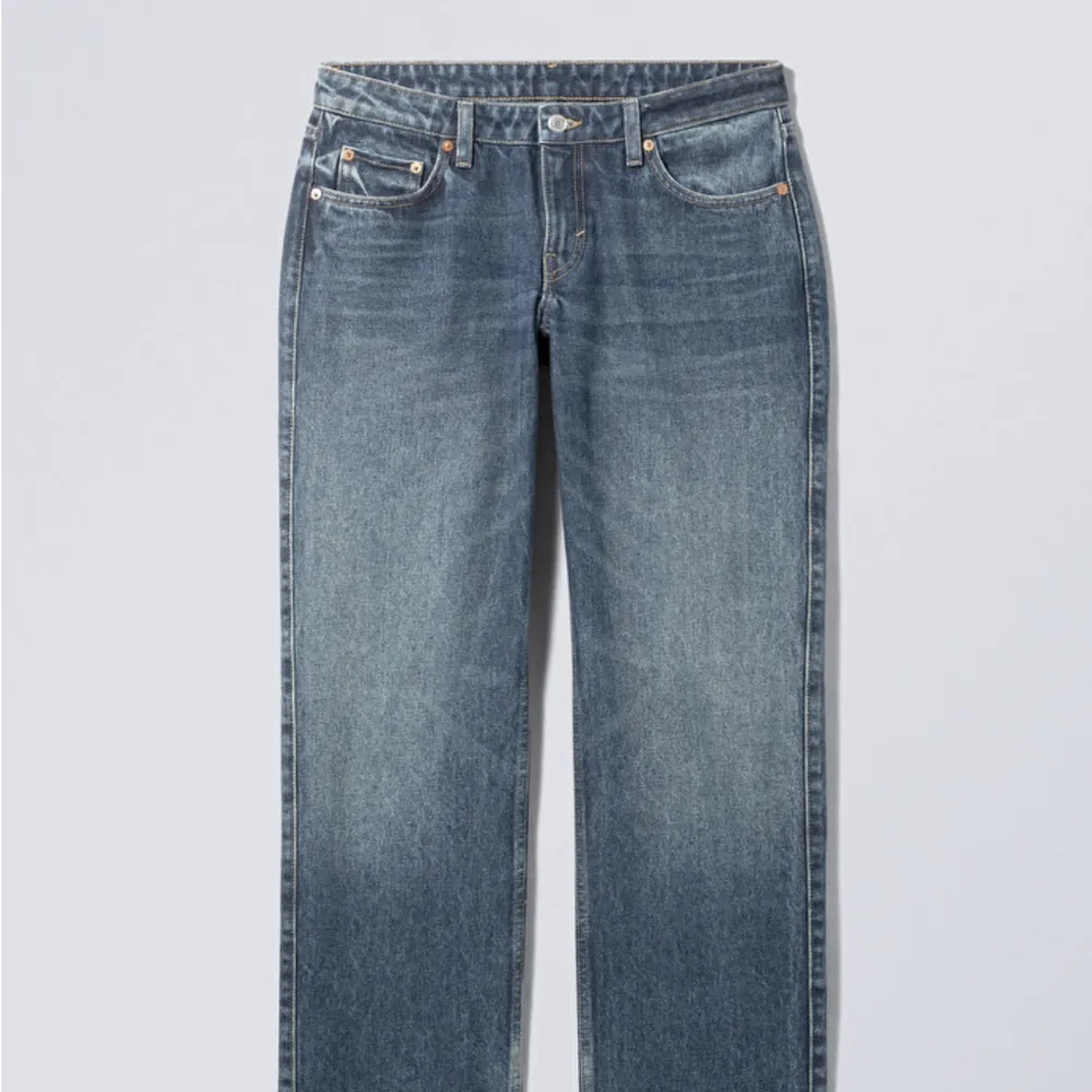 Superfina och populära Weekday arrow low straight jeans i färgen Vintage Blue som är helt slutsålda på hemsidan. Köpta för 590 kr och endast använda ett fåtal gånger, i nyskick. 💕. Jeans & Byxor.