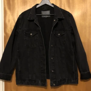 Jeansjacka  - Washed effekt  Oversized passform  Knappt använd i nyskick