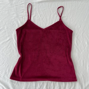 Sammet linne  - Vinrött sammet linne från Terranova, size S på lappen men skulle säga S/M. Banden är kortade och en söm är trasig (bild 3) men annars bra skick. Köps via Swish eller köp nu 💋