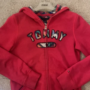 Tommy Hilfiger tröja  - Jag säljer denna tröja för att den inte kommer till andvändning! Det är typ xs/s! ❤️