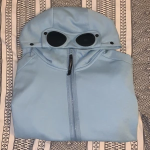 CP Company Kofta - CP Company zip kofta ljusblåa | Storlek M | Använd 1-2 gånger | QR kod finns såklart | Nyskick | Stor i storlek | Pris kan alltid diskuteras | Frågor tas i PM | 