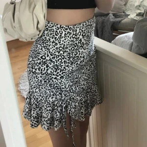 Kjol - Supersnygg kjol, nyskick🤍🖤