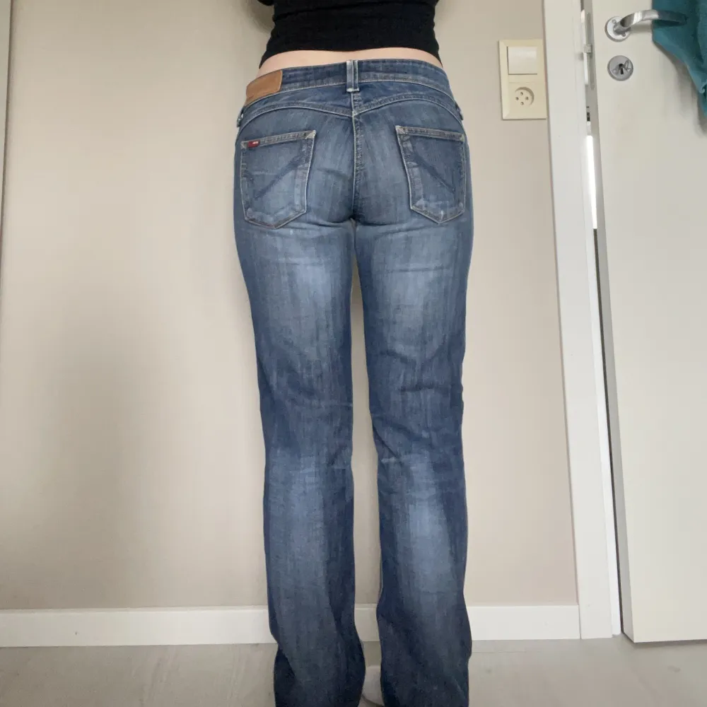 Lågmidjade jeans ifrån only i storlek w29 L33 Midjemått:76 Jag har vanligtvis xs/s💕. Jeans & Byxor.