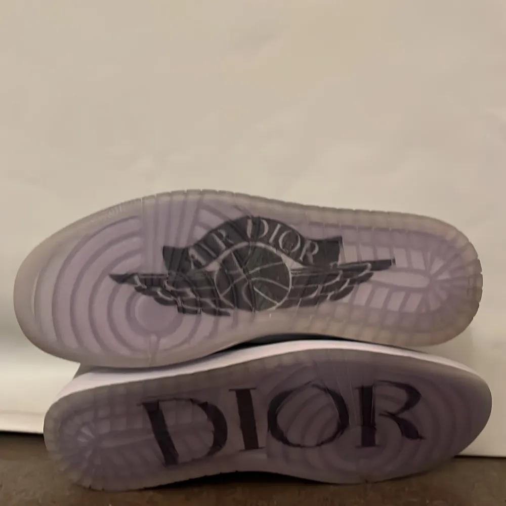 Jordan 1 X Christian Dior Replikas AAAA+ i storlek 43-44 helt nya i bra skick. Kan mötas upp och frakta, vid frågar hör gärna av dig 🌟. Skor.