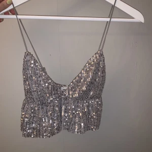 Glittrig topp - Silvrig glittrig topp i nyskick💫