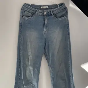 Midwaist jeans från Carin Wester. Skönt material och vida i längden.💕säljer pga försmå.