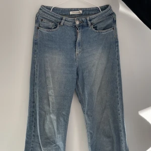 Jeans  - Midwaist jeans från Carin Wester. Skönt material och vida i längden.💕säljer pga försmå.