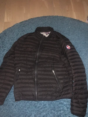 Colmar jacka  - Riktigt fet colmar jacka passar perfekt nu till våren skick 7/10 ett litet hål på baksidan men annars inga andra skador!