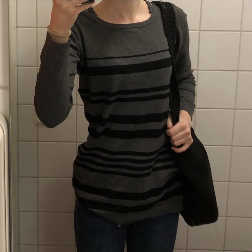 Längre grå och svart randig tröja från Vila i fint skick!💛 Storlek M men passar även på mig som har XS-S.. Tröjor & Koftor.