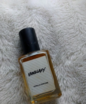 Lush Vanillary parfym - Vaniljparfym från Lush! Lite använd, syns hur mycket som är kvar på bild 2.