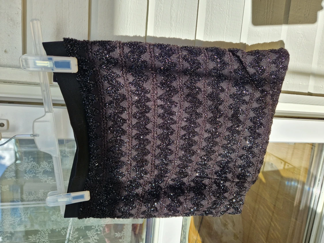 Svart glittrig minikjol säljes - 90