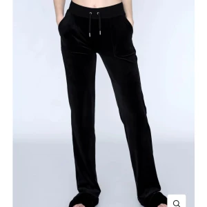 Juciy byxor i nyskick säljes i Stockholm. - Säljer svarta Juciy byxor i nyskick.