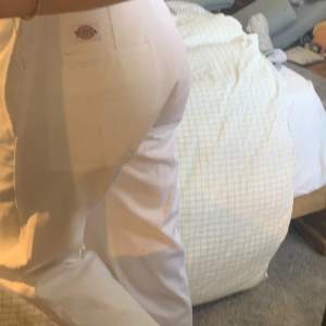 Vita dickies byxor i storlek 32/32. Använda 1 gång och säljs då de är lite korta i benen på mig som är 180 :). Nypris 749 kr