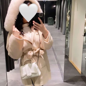 Päls kappa - Päls kappa  Storlek XS  Så gott som ny knappt använd  Äkta päls  Hör av er för mer bilder om du är intresserad 