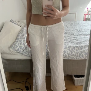 Linnebyxor vita från HM  - Säljer mina linnebyxor pågrund av att dom blivit för korta på mig. Köpte dom föra sommaren men har inte använt så mycket. De är från hm och i storlek xxs, jag är 1,67 och dom är korta på mig. Dom är för korta som ni ser på bilden när jag har på mig dom💛