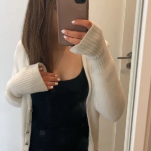 Stickad kofta  - Vit stickad kofta med ”diamant” knappar. Köpt från zara och super skön. Storlek M men funkar som en S också. 