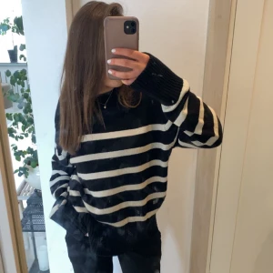 Randig stickad tröja  - Jättefin randig stickad tröja i beige och svart från Ginatricot, knappt använd och som ny. Jag är 158cm om man vill jämföra. Storlek Xs men skulle säga att den passar Xs-M beroende på. 