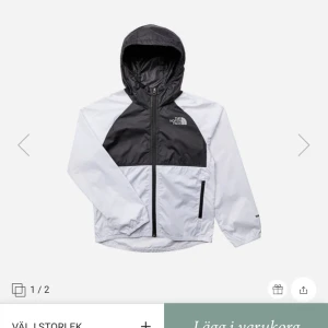 North face jacka  - En vit o svart north face jacka, bra skick användes få gånger för ett tag sen där av att den är i så bra skick. I barnstorlek m vilket motsvarar xs/s. Nypris: 699kr säljer för 400 kan sänkas lite för snabb affär då jag vill få den såld🫶🏼