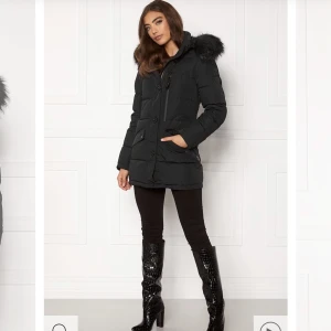 Hollies jacka  - Vinterjacka från Hollies köpt vintern 2022 Ser ut som ny, inga skador  Kvitto kan visas upp!  Köpt för 3990kr men säljs för 1500kr