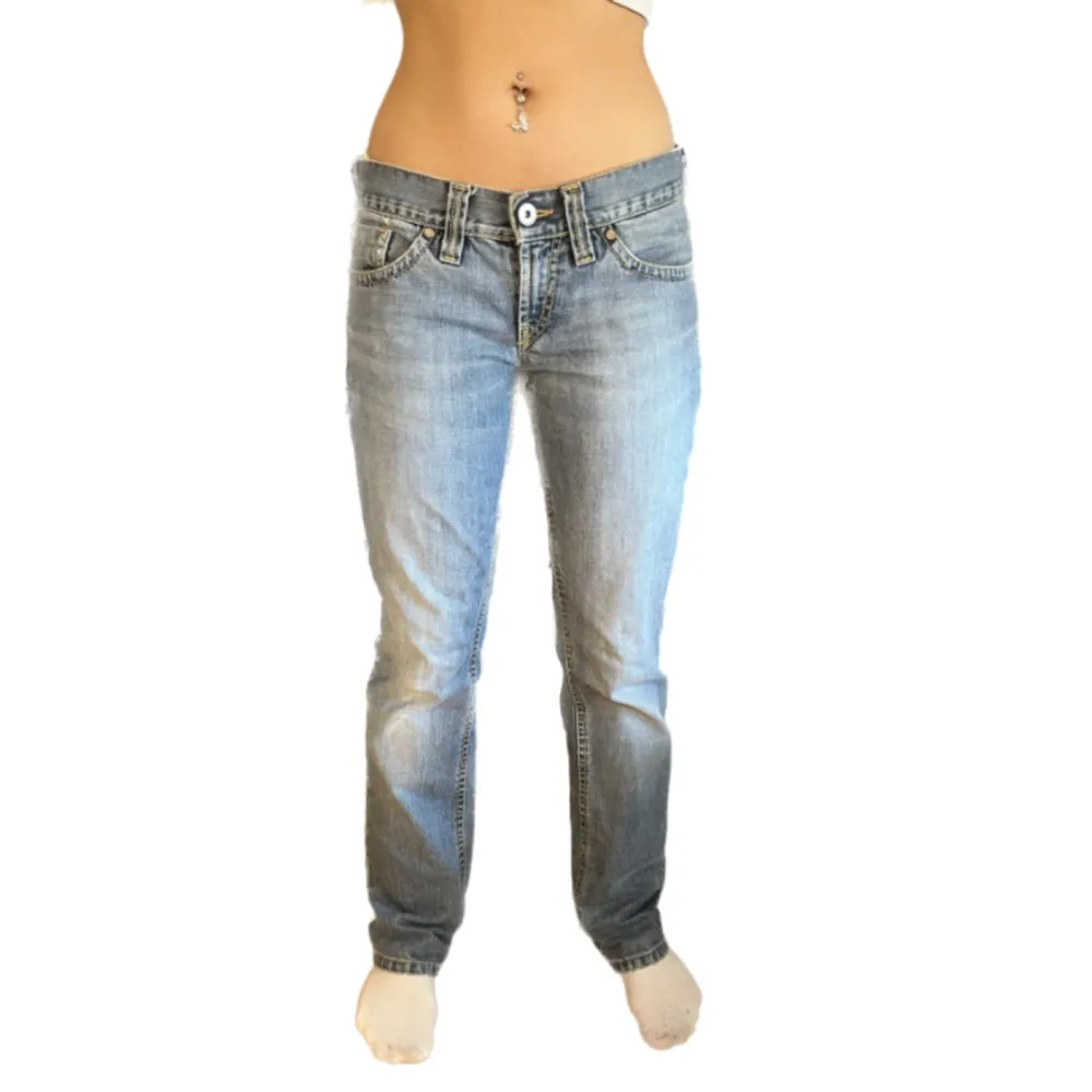 Säljer dessa ascoola lågmidjade peak performance jeans!! kom med prisförslag . Jeans & Byxor.
