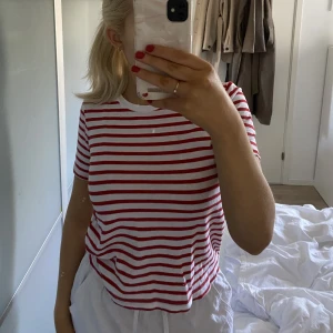 Randig T-shirt  - Randig tröja från zara, aldrig använd