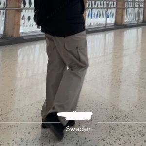 Beige kostym/cargo byxor - Väldigt fina, inte alls utslitna och typ inte alls använda. Kan diskutera priset…