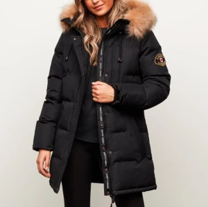 Zavetti canada jacka dam - Säljer denna Savetti Canada jacka utan pälsen då den är förliten. Använd 2 gånger ny pris 1800:-