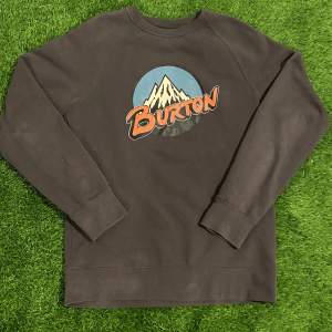 Tjena! Säljer denna Burton sweatshirt. Tröjan är i bra skick och använd max 10 gånger. Tröjan är i storlek XS men är ganska stor. Skicka ett medelande ifall du har några funderingar👍
