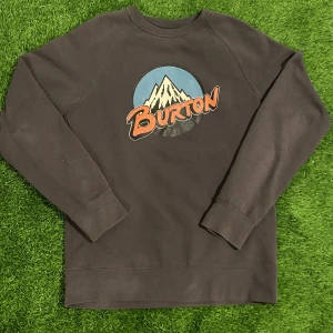 Burton Sweatshirt  - Tjena! Säljer denna Burton sweatshirt. Tröjan är i bra skick och använd max 10 gånger. Tröjan är i storlek XS men är ganska stor. Skicka ett medelande ifall du har några funderingar👍