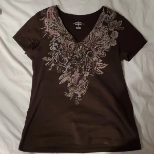 graphic y2k tee - jätte fin y2k tröja köpt här på plick!❤️